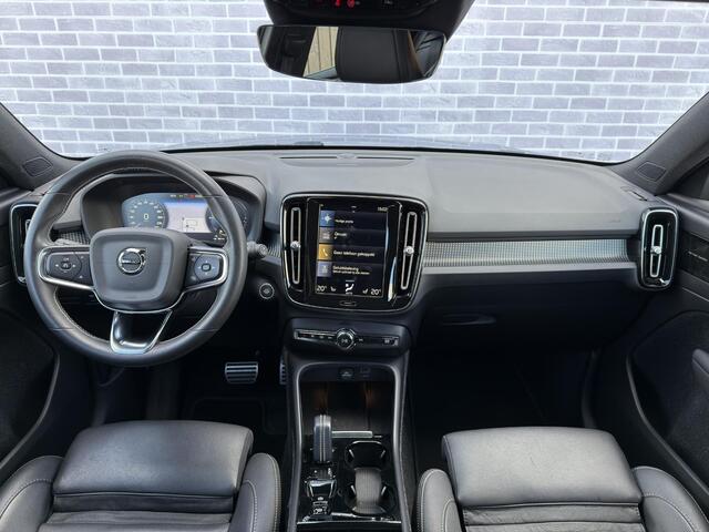 Volvo XC40 1.5 T5 Recharge R-Design | Plug-in Hybrid (PHEV) | Panoramadak | Elektrisch Verstelbare Voorstoelen | Harman Kardon Audio | 360 Graden Camera | Stoelverwarming | Trekhaak | Lederen Bekleding