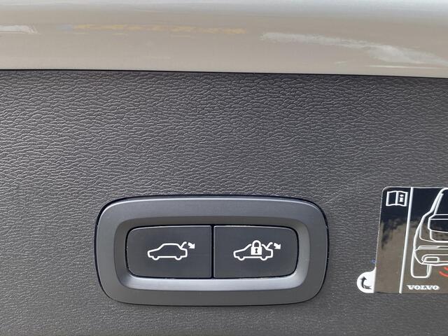 Volvo XC40 Recharge P8 AWD R-Design / 408 Pk / Automaat / NL-Auto / Dealer-Onderhouden / Leder-Alcantara / Digitaal-Dashboard / Keyless / LED / DAB / Navi / Apple-Carplay&Android-Auto / Stuur+Stoelverwarming / Adaptieve Cruise-Control / Climate-Control / ELKTR-Achte