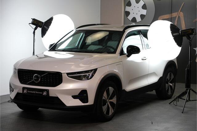 Volvo XC40 1.5 T5 Plug-in Hybrid 193kW/262pk DCT7 Plus Dark Facelift!! HARMAN/KARDON + SPORTSTOELEN + CRUISE + CAMERA + NAVI SENSUS + LANE ASSIST + EL.STOELEN + STOEL-&STUURVERWARMING + KEYLESS ENTRY&GO + PARKSENSOREN V&A + 18" LM-VELGEN!!