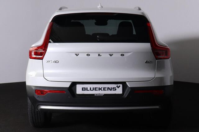 Volvo XC40 B3 Core - IntelliSafe Assist & Surround - 360º Camera - Verwarmde voorstoelen & stuur - Parkeersensoren voor & achter - Draadloze tel. lader - Extra getint glas - Elektr. inklapbare trekhaak - 18' LMV