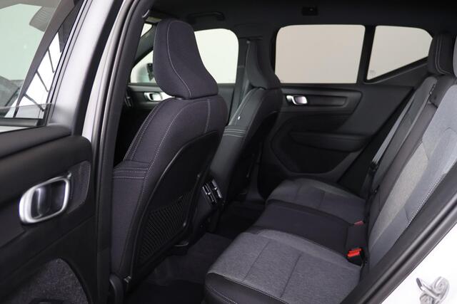 Volvo XC40 B3 Core - IntelliSafe Assist & Surround - 360º Camera - Verwarmde voorstoelen & stuur - Parkeersensoren voor & achter - Draadloze tel. lader - Extra getint glas - Elektr. inklapbare trekhaak - 18' LMV