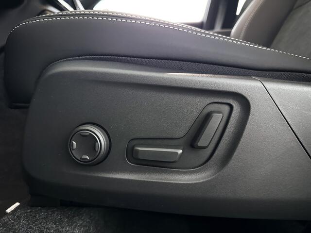 Volvo XC40 B4 Plus Black Edition | Panoramadak | 360° camera | Harman Kardon | Stoel- en Stuurverwarming | Trekhaak