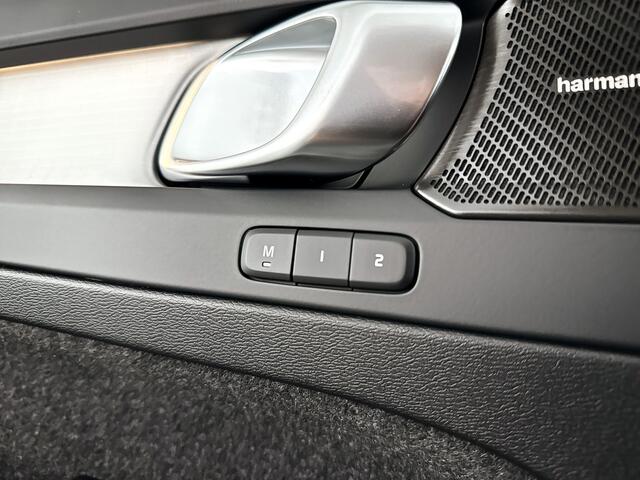 Volvo XC40 B4 Plus Black Edition | Panoramadak | 360° camera | Harman Kardon | Stoel- en Stuurverwarming | Trekhaak