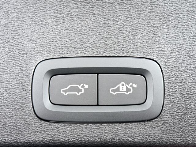 Volvo XC40 B4 Plus Black Edition | Panoramadak | 360° camera | Harman Kardon | Stoel- en Stuurverwarming | Trekhaak