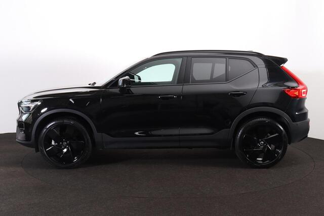 Volvo XC40 B3 Plus Black Edition - Panorama/schuifdak - IntelliSafe Assist & Surround - 360º Camera - Harman/Kardon audio - Verwarmde voorstoelen & stuur - Parkeersensoren voor & achter - Elektr. bedienb. voorstoelen met geheugen links - Draadloze tel. lader - Extra