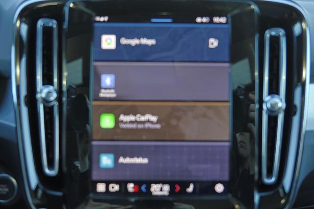 Volvo XC40 B3 Plus Black Edition - Panorama/schuifdak - IntelliSafe Assist & Surround - 360º Camera - Harman/Kardon audio - Verwarmde voorstoelen & stuur - Parkeersensoren voor & achter - Elektr. bedienb. voorstoelen met geheugen links - Draadloze tel. lader - Extra