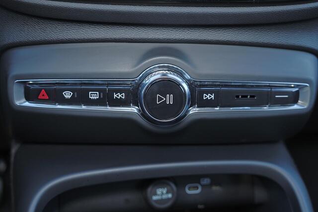 Volvo XC40 B3 Plus Black Edition - Panorama/schuifdak - IntelliSafe Assist & Surround - 360º Camera - Harman/Kardon audio - Verwarmde voorstoelen & stuur - Parkeersensoren voor & achter - Elektr. bedienb. voorstoelen met geheugen links - Draadloze tel. lader - Extra