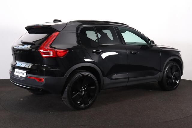 Volvo XC40 B3 Ultra Black Edition - Panorama/schuifdak - IntelliSafe Assist & Surround - 360º Camera - Harman/Kardon audio - LED Pixel koplampen - Verwarmde voorstoelen & stuur - Parkeersensoren voor & achter - Elektr. bedienb. voorstoelen met geheugen links - Draad