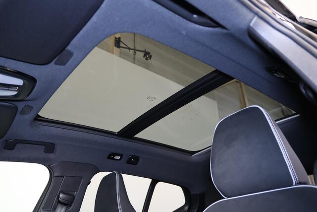 Volvo XC40 B3 Ultra Black Edition - Panorama/schuifdak - IntelliSafe Assist & Surround - 360º Camera - Harman/Kardon audio - LED Pixel koplampen - Verwarmde voorstoelen & stuur - Parkeersensoren voor & achter - Elektr. bedienb. voorstoelen met geheugen links - Draad