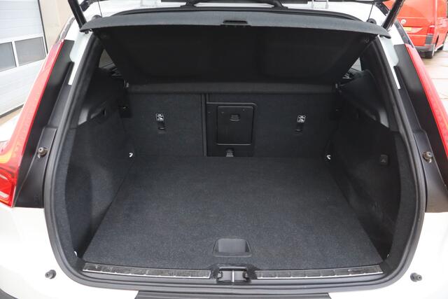 Volvo XC40 1.5 T3 R-Design NL-Auto!! Panoramadak I Camera I Apple Car-Play -- 2e PAASDAG OPEN 11.00 t/m 16.00 UUR --