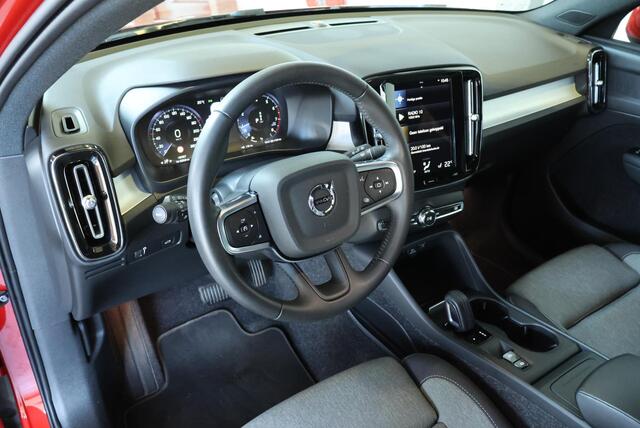 Volvo XC40 T2 Business Pro | Semi-Electrische Wegklapbare trekhaak | Adaptive Cruise Control | 1ste eigenaar | Dealeronderhouden | Parkeerverwarming | BLIS | Parkeersensoren voor + achter | Parkeercamera | Stoelverwarming | Volvo on Call | Comfortstoelen | 18'' Lich