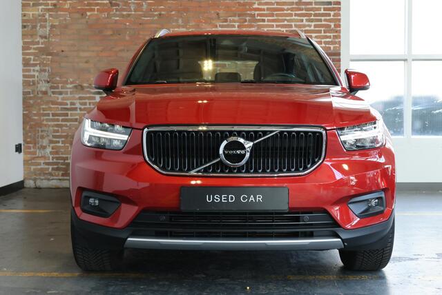 Volvo XC40 T2 Business Pro | Semi-Electrische Wegklapbare trekhaak | Adaptive Cruise Control | 1ste eigenaar | Dealeronderhouden | Parkeerverwarming | BLIS | Parkeersensoren voor + achter | Parkeercamera | Stoelverwarming | Volvo on Call | Comfortstoelen | 18'' Lich