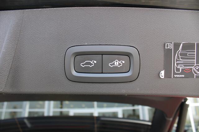 Volvo XC40 Recharge Plus | Adapt. Cruise | Draadloze telefoonlader | El. Trekhaak | PDC V+A | Camera |