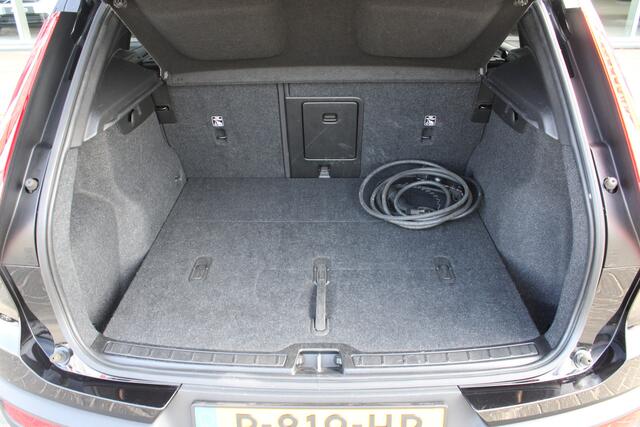 Volvo XC40 Recharge Plus | Adapt. Cruise | Draadloze telefoonlader | El. Trekhaak | PDC V+A | Camera |