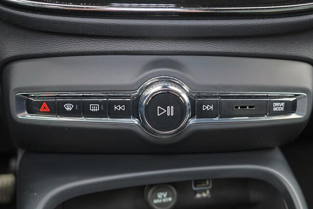 Volvo XC40 T5 Recharge Inscription Expression - IntelliSafe Assist - Adaptieve LED koplampen - Parkeercamera achter - Verwarmde voorstoelen & stuur - Parkeersensoren voor & achter - Draadloze tel. lader - Extra getint glas - Elektr. inklapbare trekhaak - 19' LMV