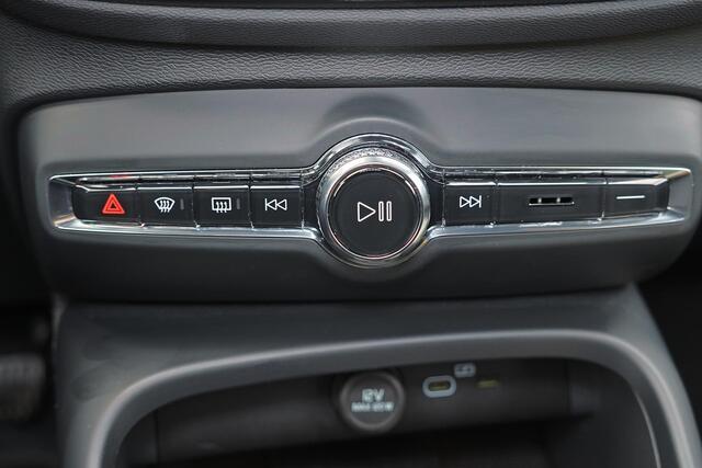 Volvo XC40 B3 Plus Dark - IntelliSafe Assist & Surround - 360º Camera - Harman/Kardon audio - Verwarmde voorstoelen & stuur - Parkeersensoren voor & achter - Elektr. bedienb. voorstoelen met geheugen links - Draadloze tel. lader - Standkachel - Extra getint glas - 1