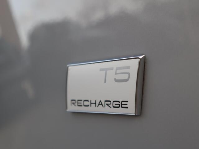 Volvo XC40 1.5 T5 Recharge R-Design | Trekhaak | Memory | 360 camera | Vos geleverd & onderhouden | Lava orange interieur