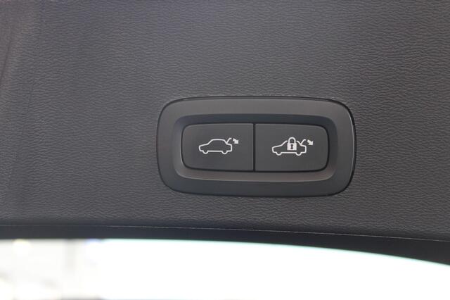 Volvo XC40 T5 262PK Automaat Recharge R-Design Panoramisch schuif-kanteldak / Voorruit verwarming / Harman Kardon Audio / Parkeersensoren voor en achter met camera / Elektrisch bedienbare voorstoelen