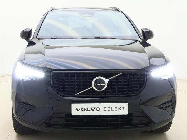 Volvo XC40 B3 177pk Plus Dark / Elektrische verstelbare stoelen / 360 graden camera / Harman kardon audio / Keyles enrty / All-season banden / 19''velgen /