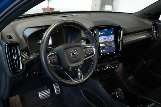 Volvo XC40 Recharge P8 AWD R-Design | Stoelverwarming | Adaptive Cruise Control | BLIS | Parkeersensoren voor + achter | Parkeercamera | Warmtepomp | Google infotainment | AppleCarplay/AndroidAuto