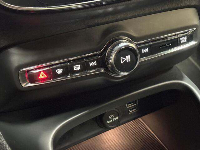 Volvo XC40 1.5 T4 Recharge R-Design 211Pk Automaat (APPLE CARPLAY, GROOT NAVI, STUUR/STOELVERWARMING, LEDER, CAMERA, SPORTSTOELEN, GETINT GLAS, ELEK ACHTERKLEP, NIEUWSTAAT)