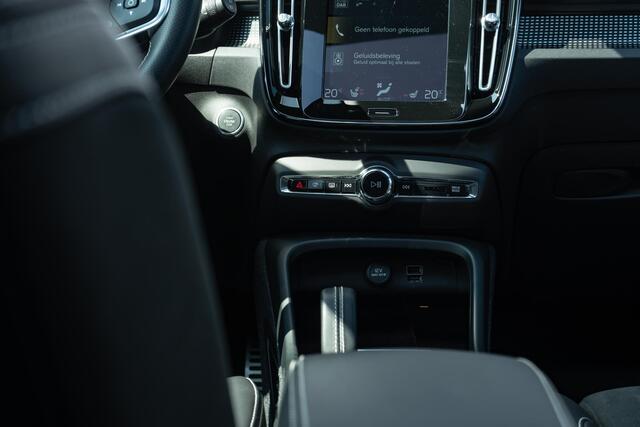 Volvo XC40 Plug-in Hybrid T5 R-Design | Adaptive cruise control | Harman Kardon audio | Stoel- en stuurverwarming | Elektrische stoelverstelling | Achteruitrijcamera | Voorruitverwarming | Parkeersensoren voor + achter | Dode hoek detectie BLIS |