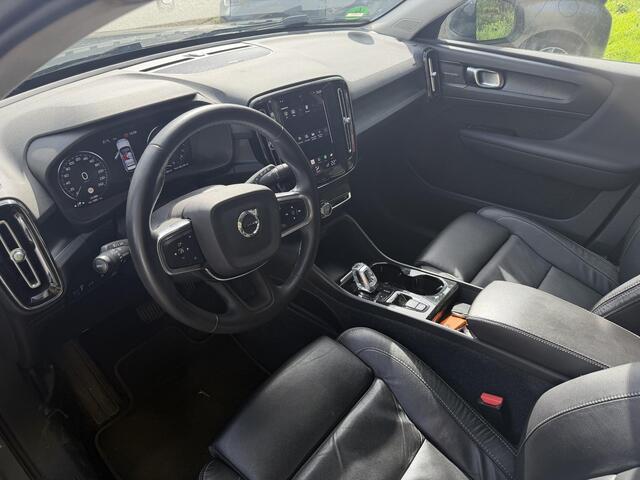 Volvo XC40 1.5 T5 Plug-in hybrid Plus Dark . ACCU 90% . TREKHAAK . DODE HOEKDETECTIE . HARMAN KARDON . STUUR & STOELVERWARMING .