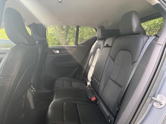 Volvo XC40 1.5 T5 Plug-in hybrid Plus Dark . ACCU 90% . TREKHAAK . DODE HOEKDETECTIE . HARMAN KARDON . STUUR & STOELVERWARMING .