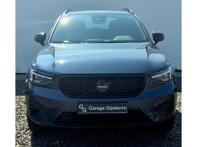 Volvo XC40 2.0 B3 Plus Black Edition MY 2026 - 20" Wielen - Adaptive Cruise Control -Harman Kardon Audio - Climate - R7C0 Interieur - Camera achter - PDC voor en achter - Power seats links met memory - Two Tone