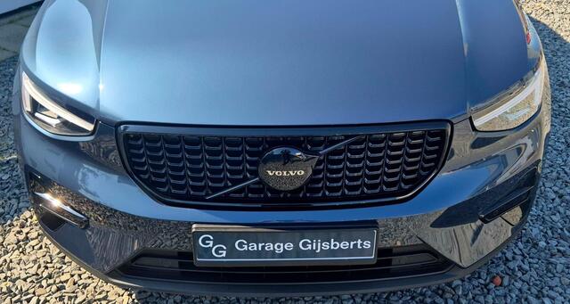 Volvo XC40 2.0 B3 Plus Black Edition MY 2026 - 20" Wielen - Adaptive Cruise Control -Harman Kardon Audio - Climate - R7C0 Interieur - Camera achter - PDC voor en achter - Power seats links met memory - Two Tone
