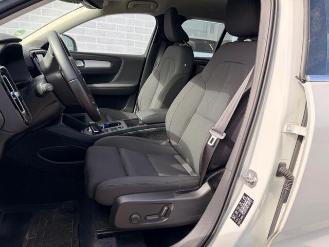 Volvo XC40 1.5 T5 Recharge Business Pro | Plug-in Hybrid ((PHEV) | Trekhaak | Stoelverwarming voor en achter | Achteruitrijcamera | Parkeersensoren | Navigatie | Apple Carplay | Android Auto | BLIS | Cruise Control Adaptief | Elektrische Achterklep