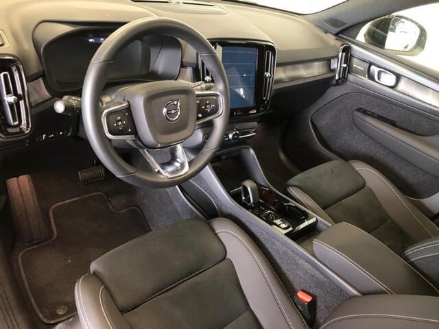 Volvo XC40 1.5 T5 Plug-in Hybrid Plus Dark | Trekhaak | 360 Graden Camera | Harman Kardon Audio | Elektrisch Verstelbare Voorstoelen | Keyless Entry | Elektrische Achterklep | Navigatie | Apple Carplay | Android Auto | BLIS | Cruise Control Adaptief