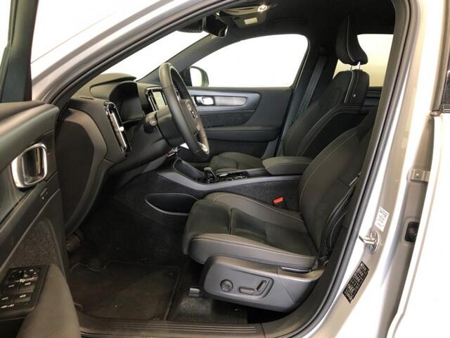 Volvo XC40 1.5 T5 Plug-in Hybrid Plus Dark | Trekhaak | 360 Graden Camera | Harman Kardon Audio | Elektrisch Verstelbare Voorstoelen | Keyless Entry | Elektrische Achterklep | Navigatie | Apple Carplay | Android Auto | BLIS | Cruise Control Adaptief