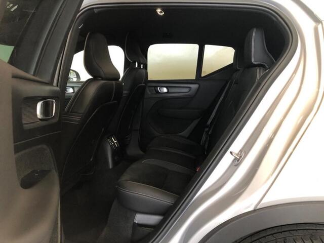 Volvo XC40 1.5 T5 Plug-in Hybrid Plus Dark | Trekhaak | 360 Graden Camera | Harman Kardon Audio | Elektrisch Verstelbare Voorstoelen | Keyless Entry | Elektrische Achterklep | Navigatie | Apple Carplay | Android Auto | BLIS | Cruise Control Adaptief