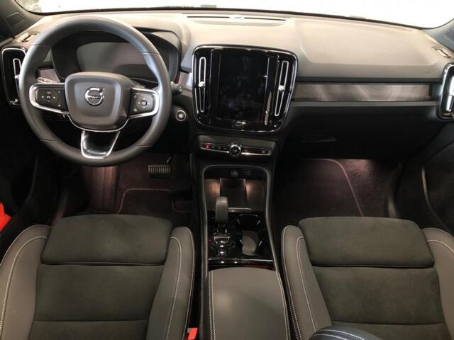 Volvo XC40 1.5 T5 Plug-in Hybrid Plus Dark | Trekhaak | 360 Graden Camera | Harman Kardon Audio | Elektrisch Verstelbare Voorstoelen | Keyless Entry | Elektrische Achterklep | Navigatie | Apple Carplay | Android Auto | BLIS | Cruise Control Adaptief