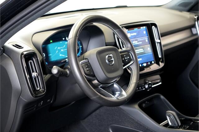 Volvo XC40 Recharge P8 AWD 300kW/408pk Aut. R-Design ADAPT.CRUISE + EL.TREKHAAK + WARMTEPOMP + 360 CAMERA + BLIS + PILOT ASSIST + GOOGLE DASHBOARD + LANE ASSIST + LEER/ALCANTARA + STOEL-&STUURVERWARMING + PARKSENSOREN V&A + 19" LM-VELGEN!!