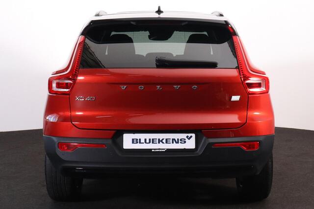 Volvo XC40 T4 Recharge R-Design - Panorama/schuifdak - IntelliSafe Assist - Harman/Kardon audio - Adaptieve LED koplampen - Parkeercamera achter - Verwarmde voorstoelen & stuur - Parkeersensoren voor & achter - Draadloze tel. lader - Extra getint glas - 19' LMV