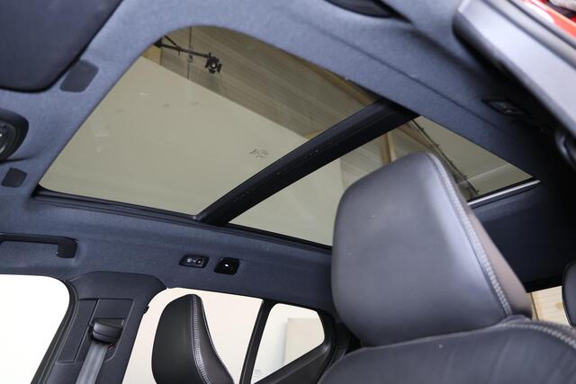 Volvo XC40 T4 Recharge R-Design - Panorama/schuifdak - IntelliSafe Assist - Harman/Kardon audio - Adaptieve LED koplampen - Parkeercamera achter - Verwarmde voorstoelen & stuur - Parkeersensoren voor & achter - Draadloze tel. lader - Extra getint glas - 19' LMV