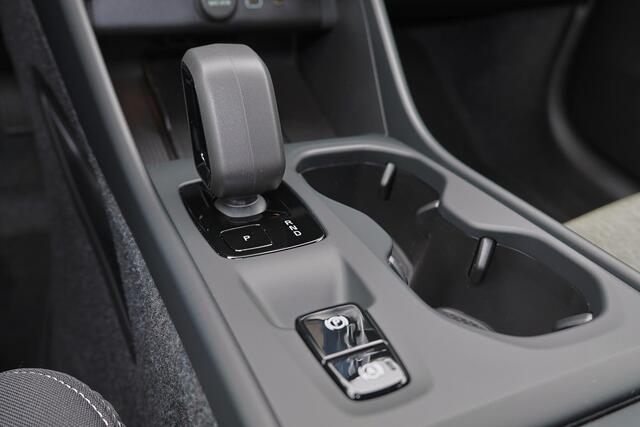 Volvo XC40 B3 Business Edition - Harman Kardon - Adaptive Cruise Control met Pilot Assist - BLIS dodehoekassistentie - Voorstoelen en stuurwiel verwarmbaar - Keyless - Elektr. bedienbare achterklep - Parkeersensoren voor & achter - Parkeer camera acter - 18' LMV - G