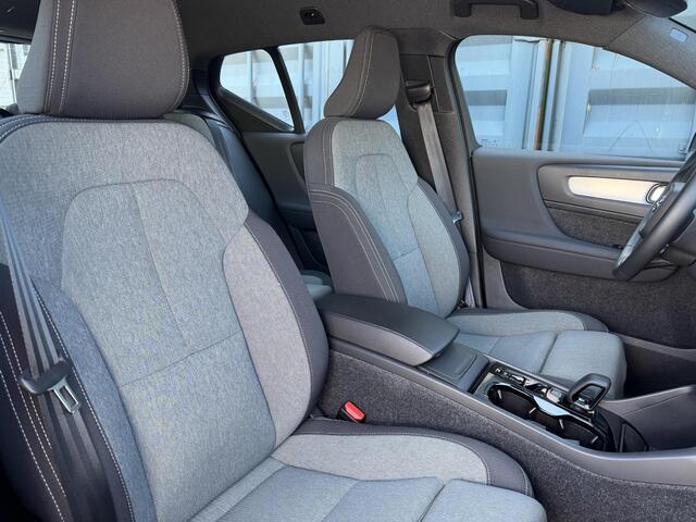 Volvo XC40 2.0 B4 Plus Dark Elektr. stoelverstelling / Harman Kardon Audio / Trekhaak / 19" / Keyless Drive / Verw. voorruit / Stoel- en stuurverw. / Adapt. Cruise / BLIS