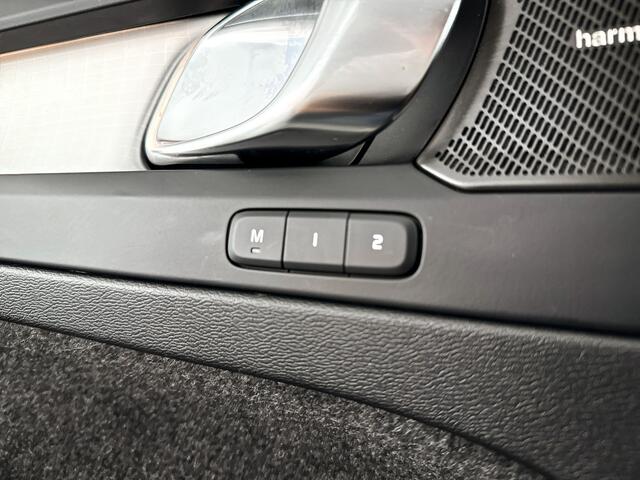 Volvo XC40 B4 Plus Dark | Parkeercamera | Harman Kardon | Stoel- en Stuurverwarming | Trekhaak