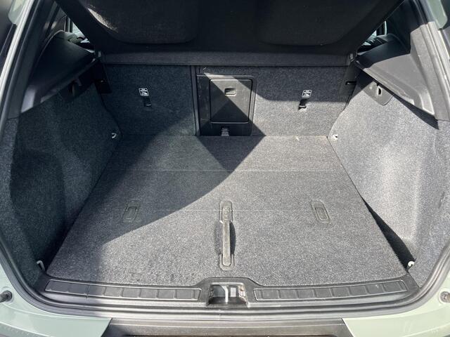 Volvo XC40 Recharge Core Parkeer camera, Verwarmde stoelen + Stuur, 42.000KM, Parkeer verwarming met Timer, Semi Electrische trekhaak, Apple Car Play - Android auto, Sage Green metallic 1e eigenaar