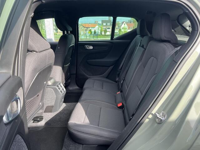 Volvo XC40 Recharge Core Parkeer camera, Verwarmde stoelen + Stuur, 42.000KM, Parkeer verwarming met Timer, Semi Electrische trekhaak, Apple Car Play - Android auto, Sage Green metallic 1e eigenaar