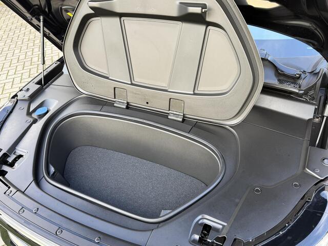 Volvo XC40 Single Motor Extended Range Core 82 kWh | ALL-SEASON banden | Trekhaak |