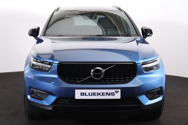Volvo XC40 T3 R-Design - Harman/Kardon audio - Parkeercamera achter - Verwarmde voorstoelen, stuur & achterbank - Parkeersensoren voor & achter - Draadloze tel. lader - Cruise control - Standkachel - Extra getint glas - Inklapbare trekhaak - 18' LMV