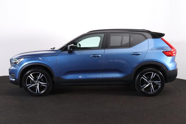 Volvo XC40 T3 R-Design - Harman/Kardon audio - Parkeercamera achter - Verwarmde voorstoelen, stuur & achterbank - Parkeersensoren voor & achter - Draadloze tel. lader - Cruise control - Standkachel - Extra getint glas - Inklapbare trekhaak - 18' LMV