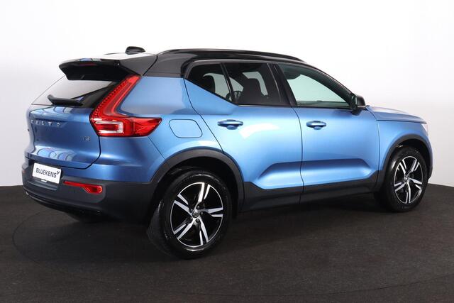 Volvo XC40 T3 R-Design - Harman/Kardon audio - Parkeercamera achter - Verwarmde voorstoelen, stuur & achterbank - Parkeersensoren voor & achter - Draadloze tel. lader - Cruise control - Standkachel - Extra getint glas - Inklapbare trekhaak - 18' LMV