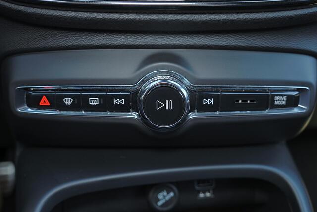 Volvo XC40 T3 R-Design - Harman/Kardon audio - Parkeercamera achter - Verwarmde voorstoelen, stuur & achterbank - Parkeersensoren voor & achter - Draadloze tel. lader - Cruise control - Standkachel - Extra getint glas - Inklapbare trekhaak - 18' LMV