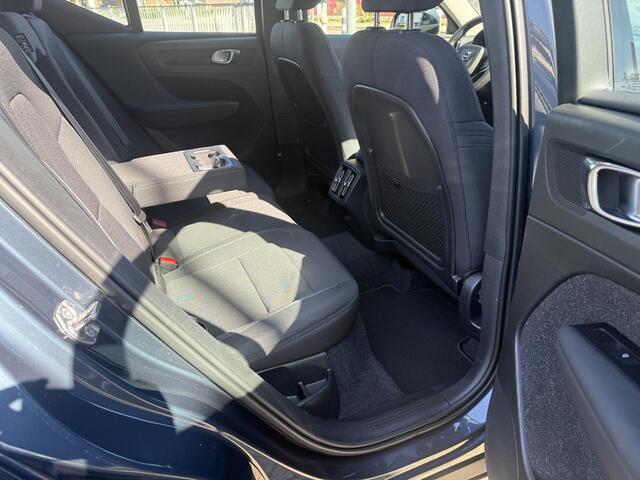 Volvo XC40 1.5 T2 Momentum, Park + Climate Pack, Nav. Tech