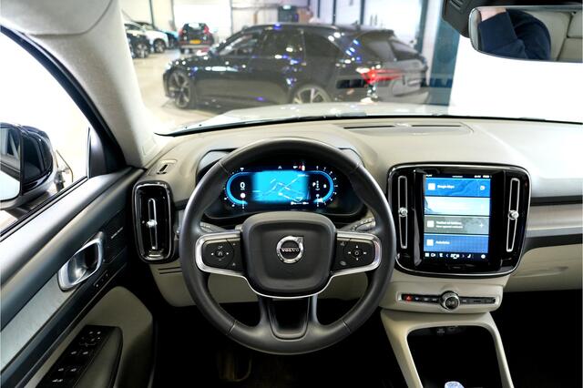 Volvo XC40 2.0 B4 145kW/198pk DCT7 Ultimate Dark Facelift! PANORAMADAK + GOOGLE DASHBOARD + HARMAN/KARDON + ADAPT.CRUISE + STOEL&STUURVERWARMING + NAPPALEER + STOEL-&STUURVERWARMING + LANE ASSIST + CAMERA + MATRIX LED + PARKSENSOREN + 19" LM-VELGEN!!